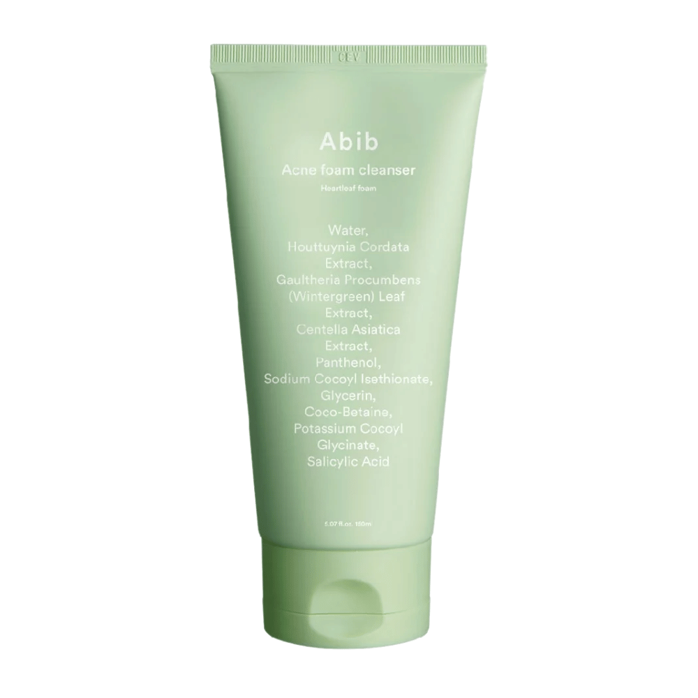 Grön tub med Abib Acne Foam Cleanser Heartleaf Foam, visande ingredienser som Houttuynia Cordata, Centella Asiatica och Salicylsyra tryckta på framsidan. Produkten står upprätt mot vit bakgrund.