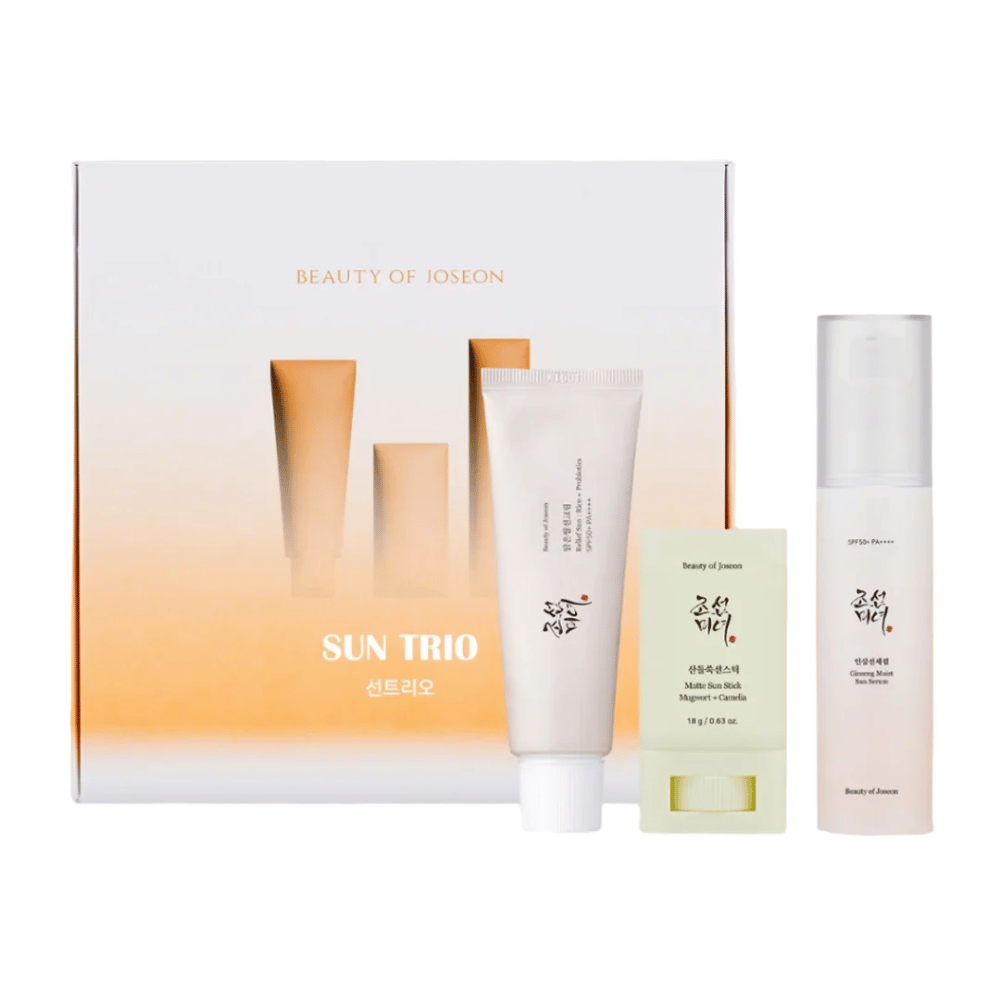 Beauty of Joseon - Sun Trio presentförpackning med tre solskyddsprodukter: Relief Sun Rice + Probiotics, Matte Sun Stick Mugwort + Camellia och Ginseng Moist Sun Serum framför en gradientförpackning i vitt och orange.