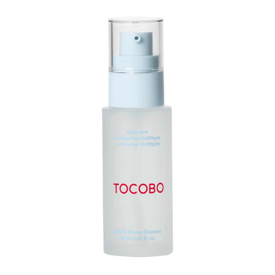 TOCOBO Bifida Biome Essence i en frostad pumpflaska med ljusblå topp och transparent lock. Text på flaskan visar att den innehåller 45 % Bifida, Lactobacillus och Lactococcus, 50 ml.