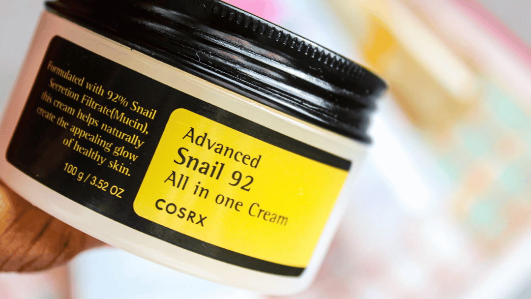 COSRX "Advanced Snail 92 All in one Cream" är en närande ansiktskräm som innehåller 92% snigelsekretfiltrat. Detta hjälper till att återfukta och återställa huden samt ge den en sund lyster.