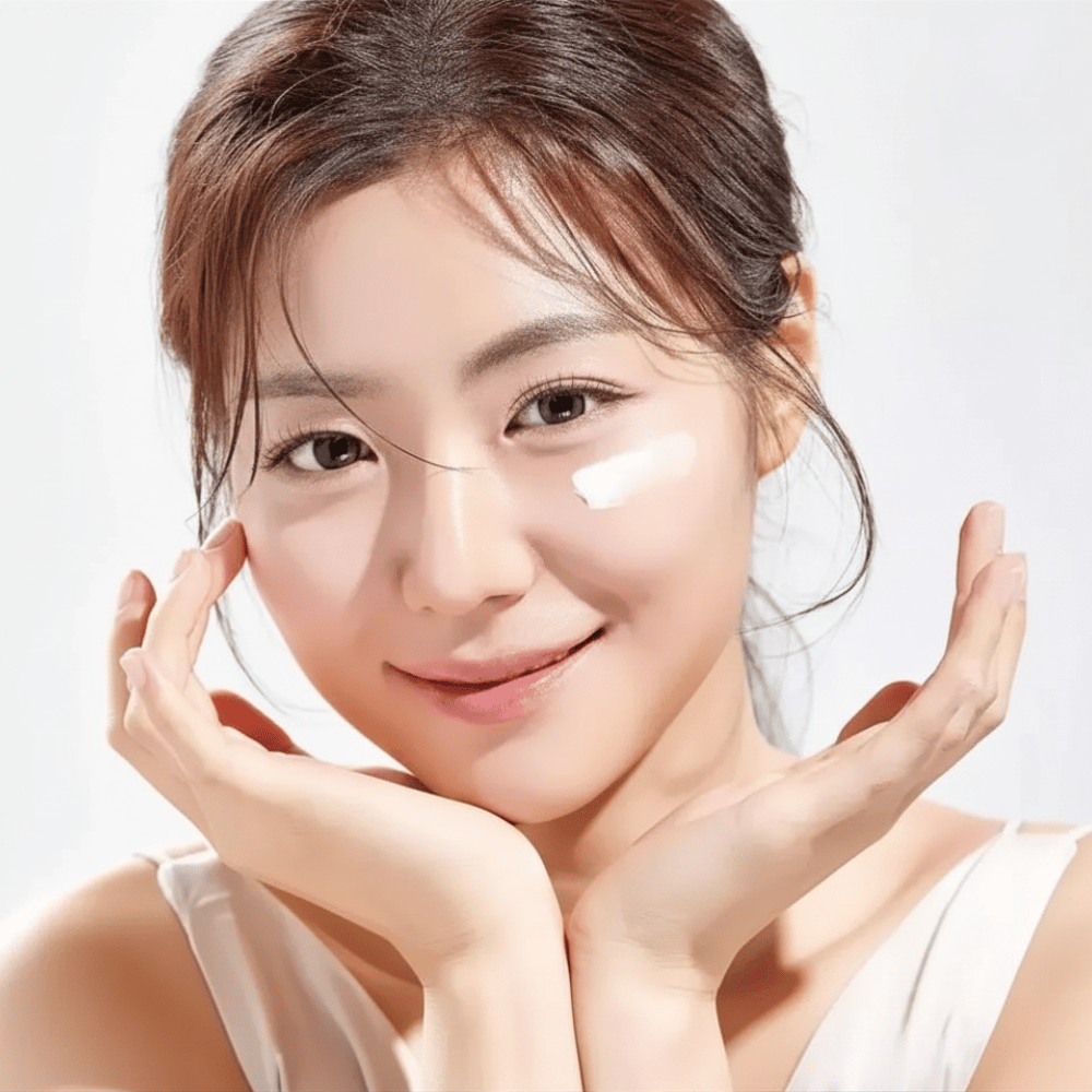 Vrouw brengt Round Lab 1025 Dokdo Eye Cream onder de ogen aan voor hydratatie, glans en een egalere huidtoon