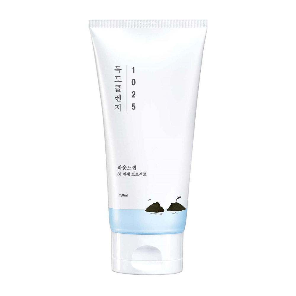 Round Lab 1025 Dokdo Cleanser in witte tube met blauwe onderkant en zwarte opdruk, vrijstaand tegen witte achtergrond.