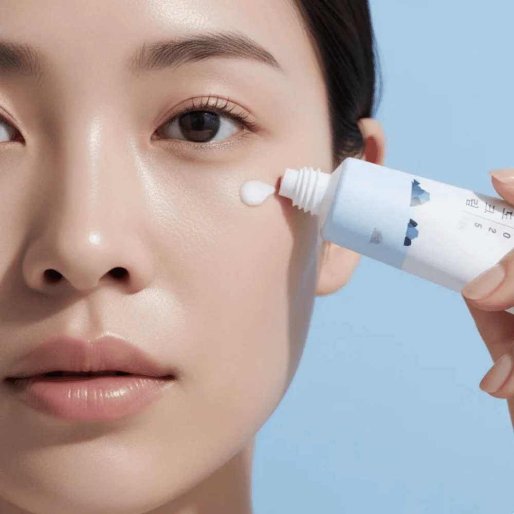 Round Lab 1025 Dokdo Eye Cream wordt aangebracht op de huid onder het oog, hydraterende eye cream die zachtere huid geeft en fijne lijntjes vermindert