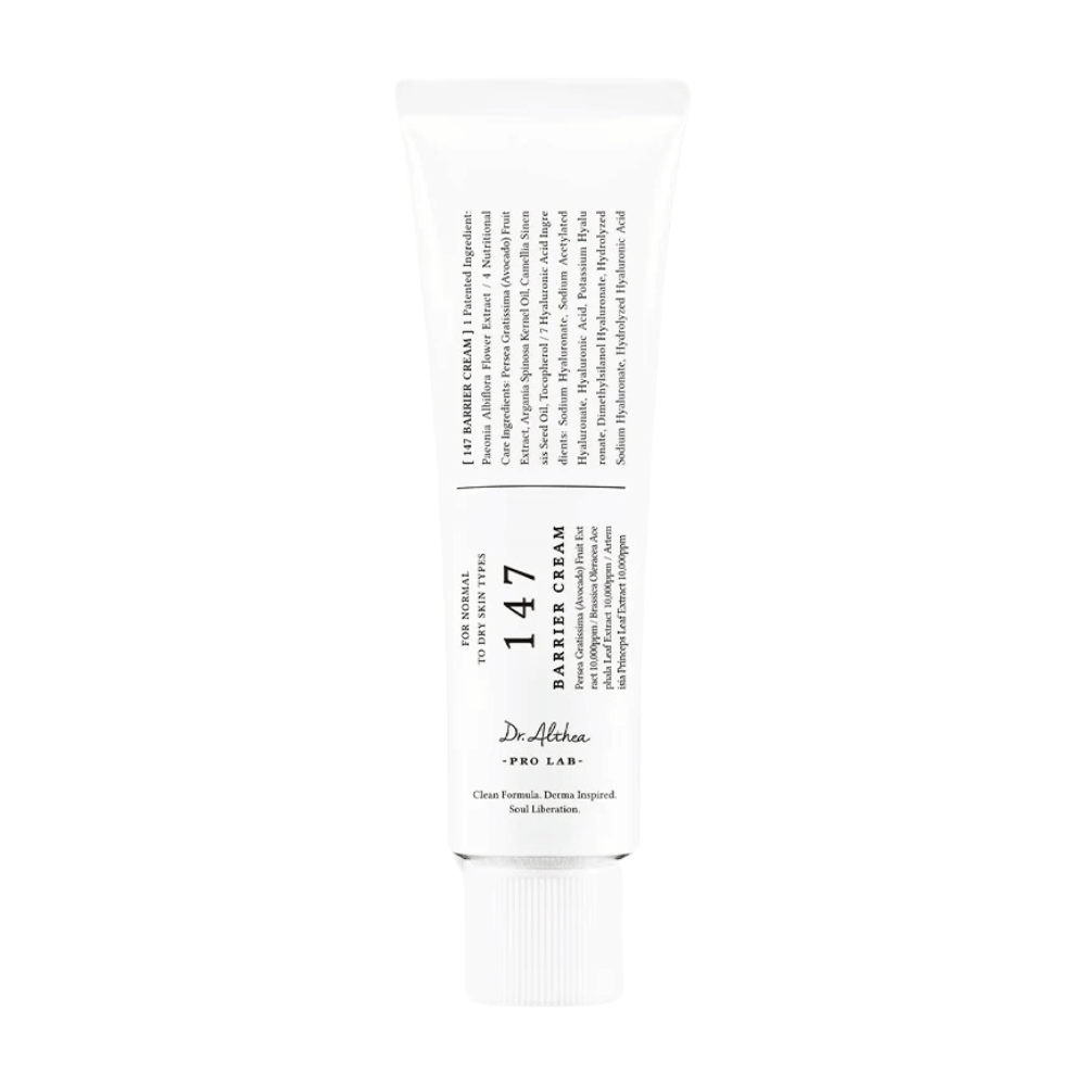 De afbeelding toont een tube van Dr. Althea's "147 Barrier Cream". De verpakking is eenvoudig en stijlvol met een witte basis en zwarte tekst. De tekst op de tube geeft informatie over het product, inclusief de functie als barrièrecrème, en vermeldt dat het een zuivere formule is, dermatologisch geïnspireerd en bedoeld voor "celvrijmaking". Het lijkt een huidverzorgingsproduct te zijn ontworpen om de natuurlijke beschermingsbarrière van de huid te versterken.