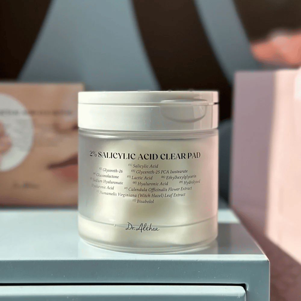 Dr. Althea 2% Salicylic Acid Clear Pad pot op plank. Koreaanse exfoliërende pads met salicylzuur, PHA en hyaluronzuur voor onzuivere huid en verstopte poriën.