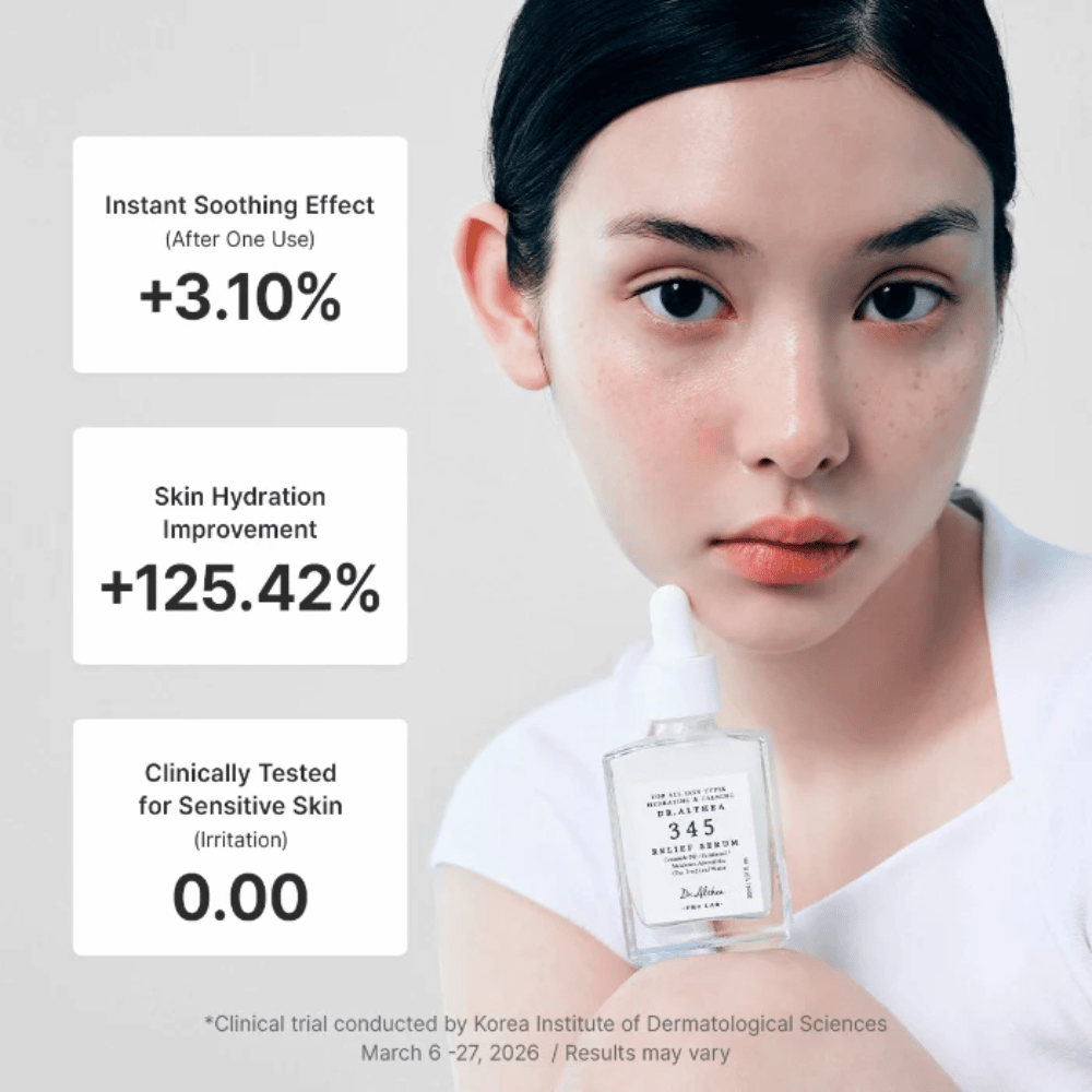 Model houdt Dr. Althea 345 Relief Serum vast – kalmerend serum voor gevoelige huid dat hydrateert en de huidbarrière versterkt.