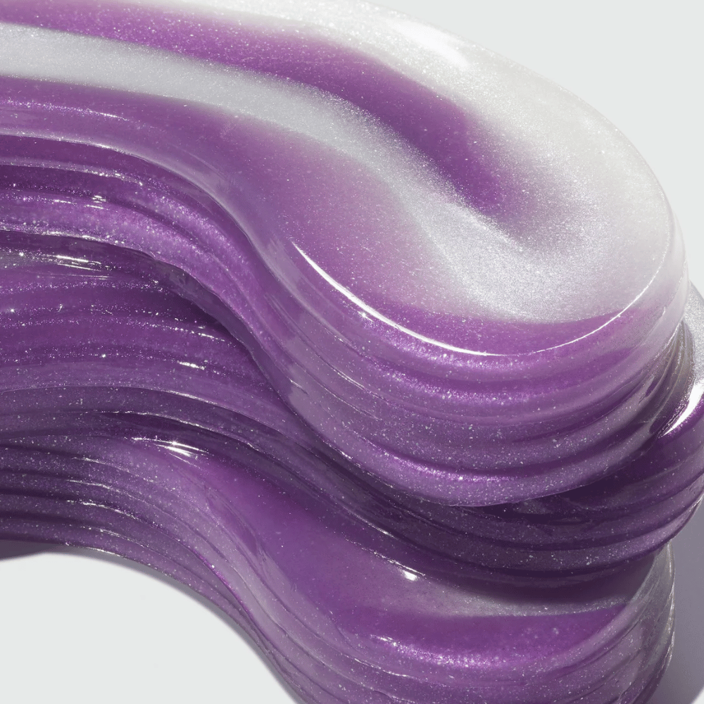 Close-up van meerlagige hydrogel in 360° Shot PDRN Glowing Eye Patch die vochtvasthoudende structuur en elasticiteitsverhogende formule illustreert.