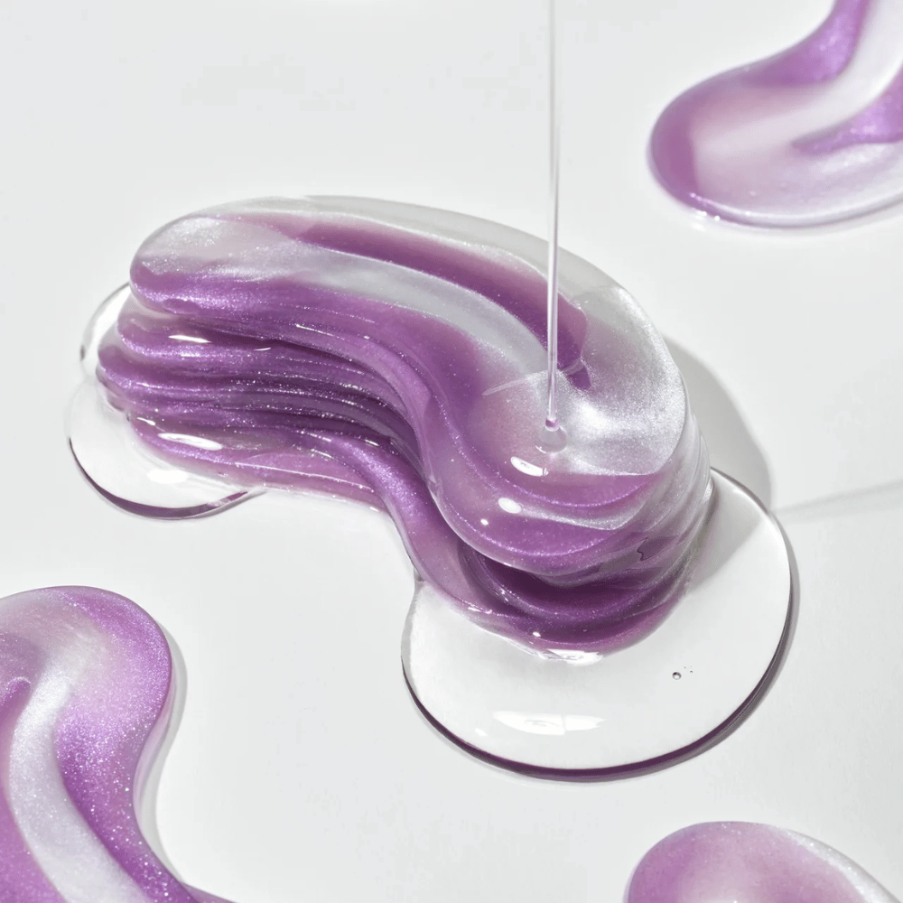 Paarse hydrogeltextuur van 360° Shot PDRN Glowing Eye Patch met glinsterende lagen die hydraterende en glansverhogende consistentie voor het ooggebied tonen.
