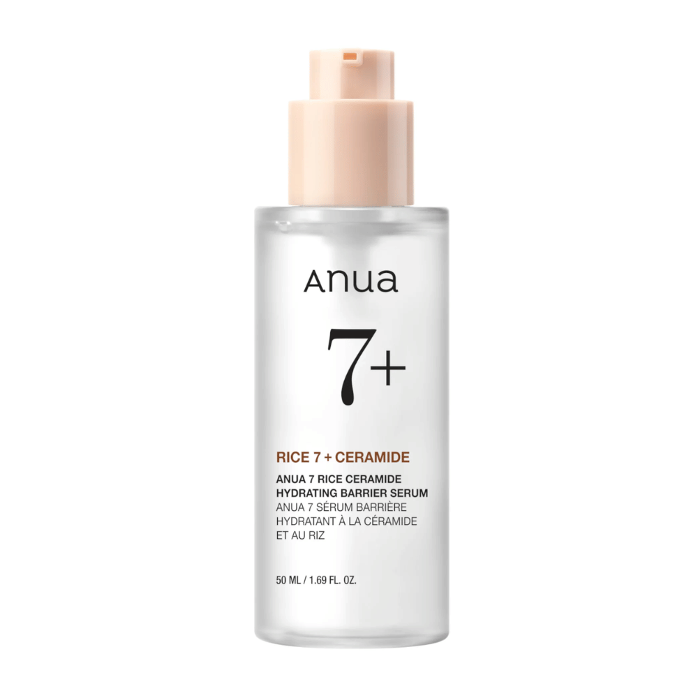 Een fles van "Anua 7+ Rice Ceramide Hydrating Barrier Serum" met een helder en minimalistisch ontwerp. De verpakking is transparant met een lichtroze pomp en bevat 50 ml serum dat verrijkt is met rijst en ceramiden om de huidbarrière te hydrateren en te versterken.