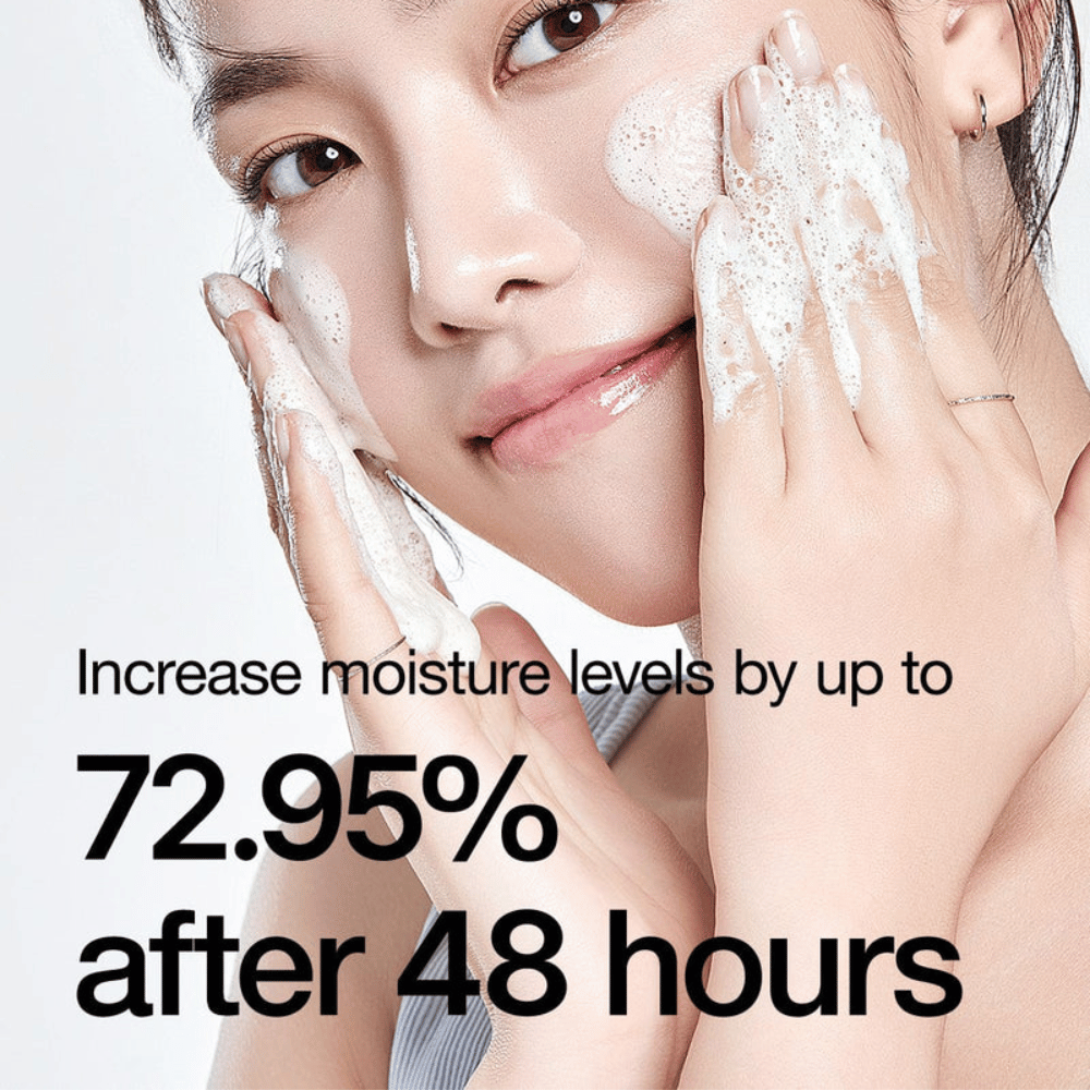 
Anua 8 Hyaluronic Acid Hydrating Gentle Foaming Cleanser is een zachte reinigingsproduct dat acht verschillende hyaluronzuren combineert om intense hydratatie te bieden en de huid te hydrateren. Deze reinigingscrème creëert een rijk, zacht schuim dat effectief vuil en make-up verwijdert zonder de huid uit te drogen. Klinische tests tonen aan dat het de vochtigheidsniveaus met maximaal 72,95% kan verhogen na 48 uur, waardoor het ideaal is voor droge en gevoelige huidtypes. 