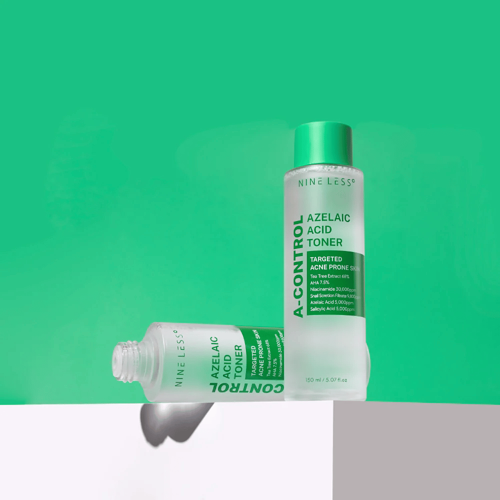 Twee flessen Nine Less A-Control Azelaic Acid Toner geplaatst tegen een groene achtergrond, een staand en een liggend.