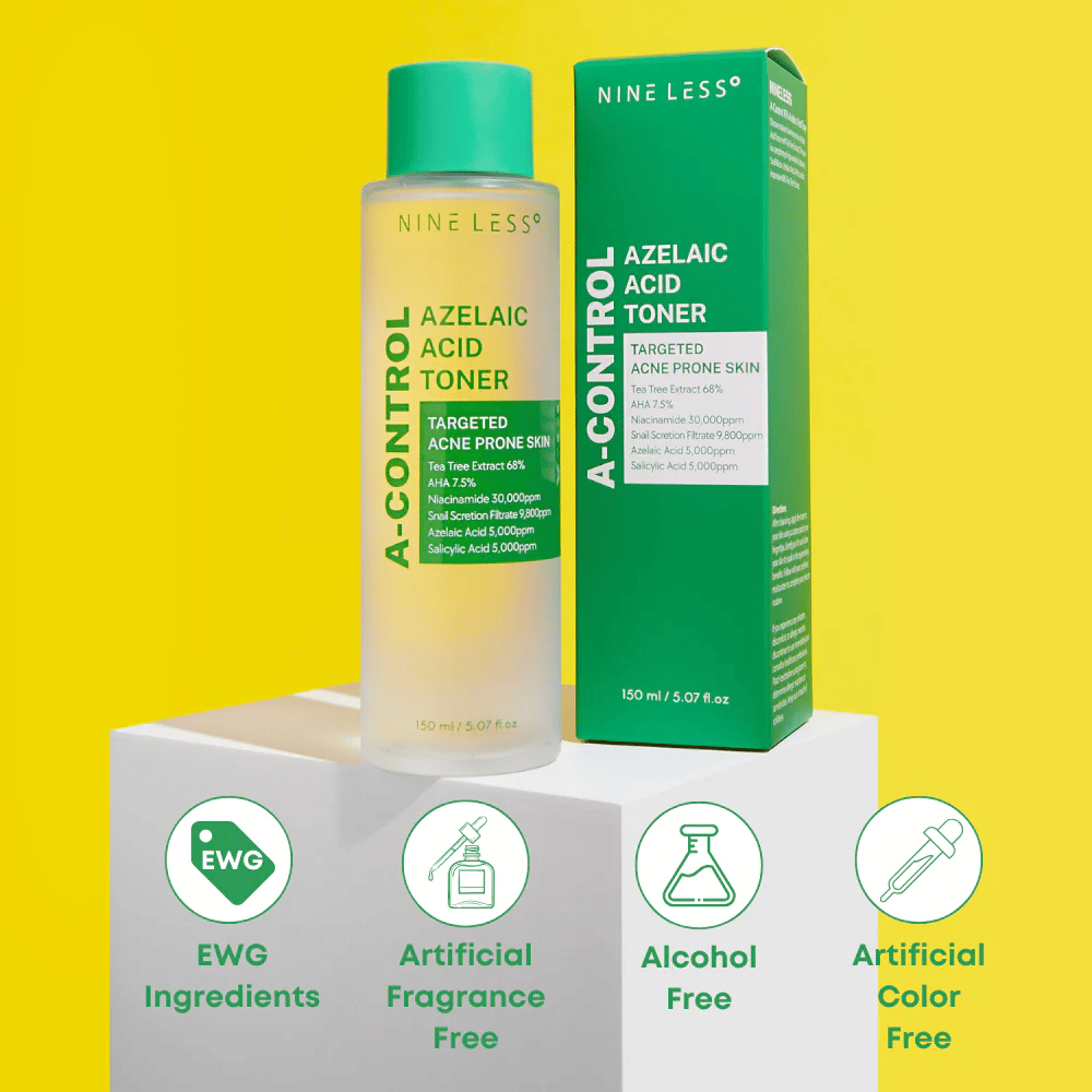 Fles en verpakking van Nine Less A-Control Azelaic Acid Toner tegen een gele achtergrond met groene iconen die EWG-ingrediënten markeren, vrij van alcohol, parfum en kleurstoffen.