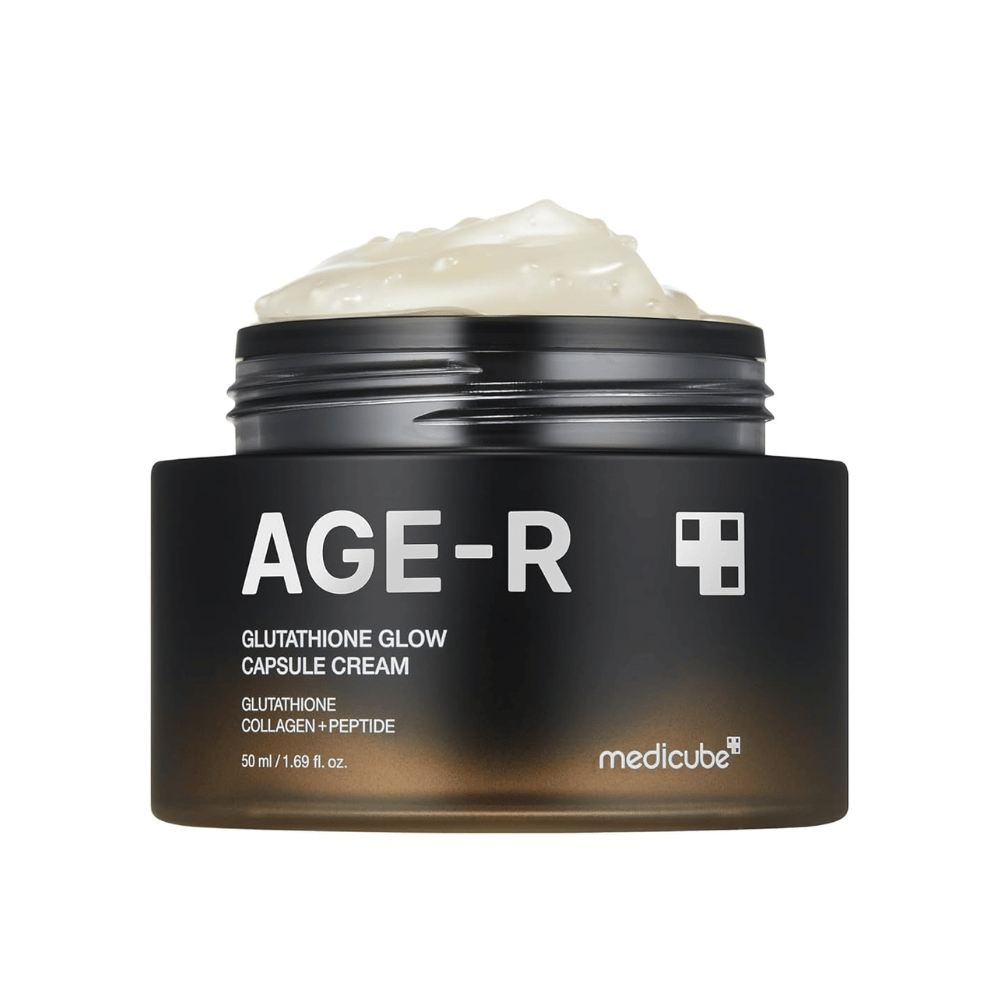 Pot van Medicube Age-R Glutathione Glow Capsule Cream, een crème die glutathion, collageen en peptide bevat. Het product is ontworpen om de huid te laten stralen en de elasticiteit te verbeteren. De zachte textuur van de crème wordt in de pot getoond.