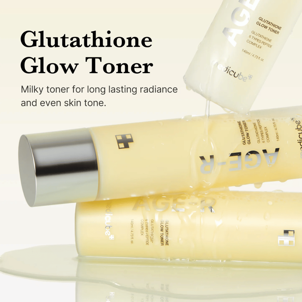 Medicube Age-R Glutathione Glow Toner wordt getoond in een gele fles. Het product wordt beschreven als een melkachtige toner die langdurige glans en een egale teint geeft. De toner bevat glutathion en een peptidecomplex om het uiterlijk en de structuur van de huid te verbeteren.