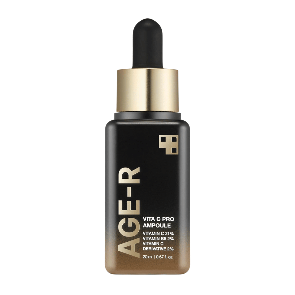 Fles van Medicube Age-R Vita C Pro Ampoule, een product dat 21% vitamine C, 2% vitamine B5 en 2% vitamine C-derivaat bevat. De zwarte en gouden verpakking heeft een pipet voor nauwkeurige applicatie. Het product is ontworpen om de huid op te lichten en de structuur te verbeteren.