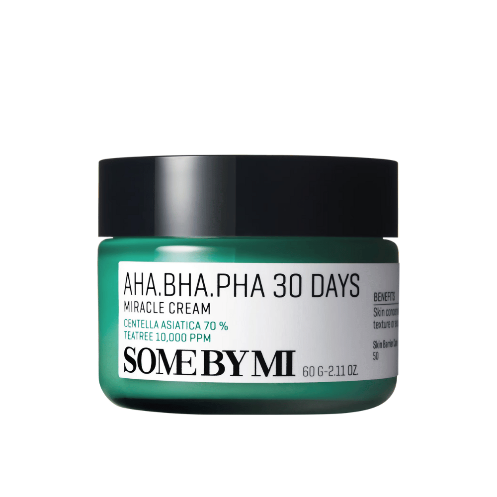 Een pot van "SOME BY MI AHA, BHA, PHA 30 Days Miracle Cream". Deze huidcrème bevat 70% centella asiatica en 10.000 PPM tea tree-olie, bedoeld om de huid te kalmeren en te hydrateren terwijl het huidproblemen zoals acne bestrijdt. De pot is ontworpen in een onderscheidende groene kleur met een zwarte dop.