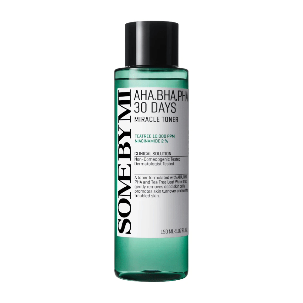Een groene fles van "SOME BY MI AHA, BHA, PHA 30 Days Miracle Toner" met 150 ml inhoud. Het product, dat theeboomextract en niacinamide bevat, is ontwikkeld om voorzichtig dode huidcellen te verwijderen, huidvernieuwing te bevorderen en probleemhuid te kalmeren.