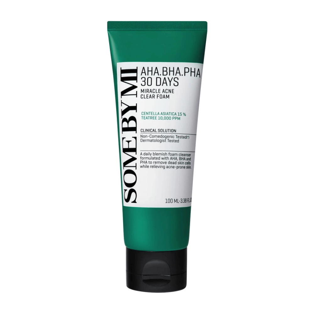 Een tube van "SOME BY MI AHA, BHA, PHA 30 Days Miracle Acne Clear Foam". Het product bevat centella asiatica en tea tree olie, ontworpen om acne te behandelen en de huid te reinigen. De tube bevat 100 ml en is dermatologisch getest om veiligheid en effectiviteit te waarborgen.