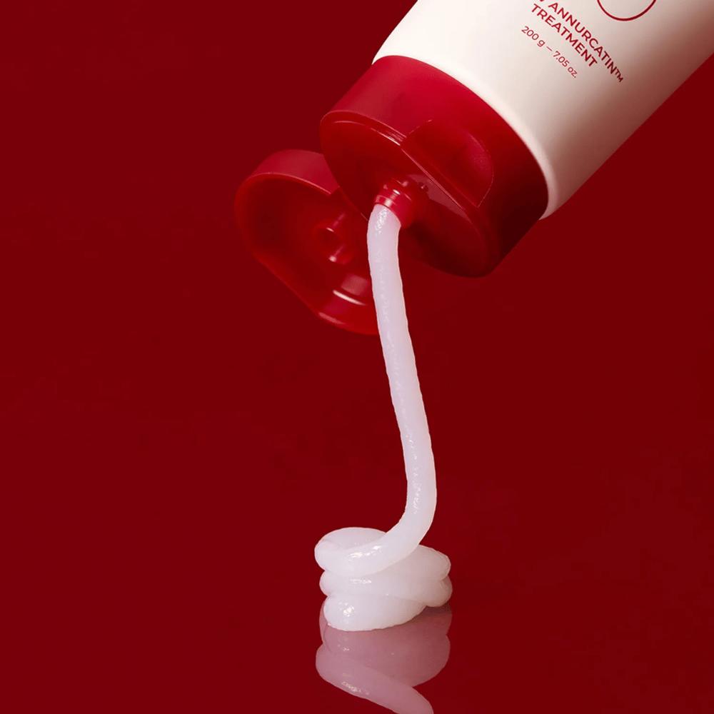 Krämig konsistens av MOEV Annurcatin Treatment – rik formula som omsluter varje hårstrå med fukt och näring för silkeslent och starkt hår.