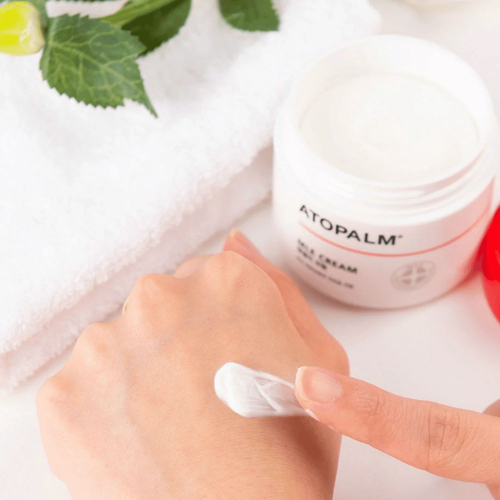ATOPALM MLE Cream textuur – rijke maar licht absorberende crème die op de huid wordt aangebracht voor intensieve hydratatie en versterkende verzorging van gevoelige en droge huid.