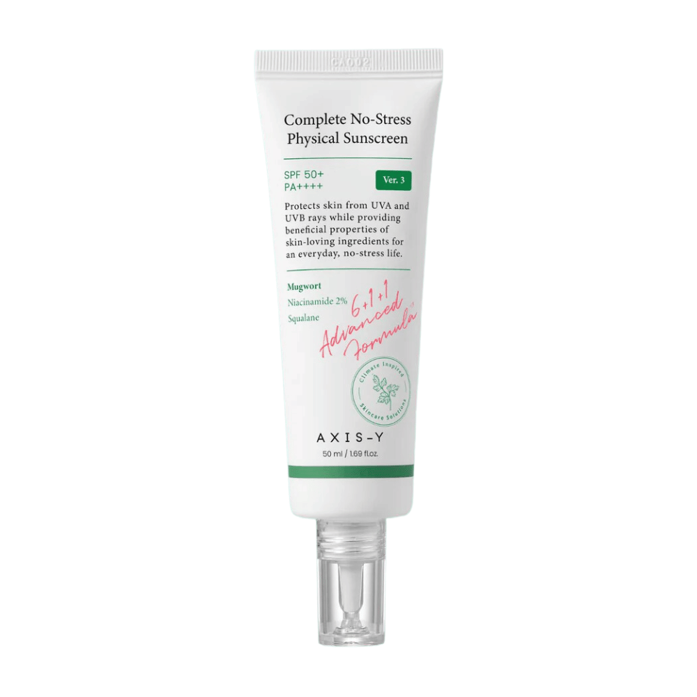Het product op de afbeelding is "AXIS-Y Complete No-Stress Physical Sunscreen", versie 3. Het is een fysieke zonnebrandcrème met SPF 50+ en PA+++, die de huid beschermt tegen zowel UVA- als UVB-straling.
