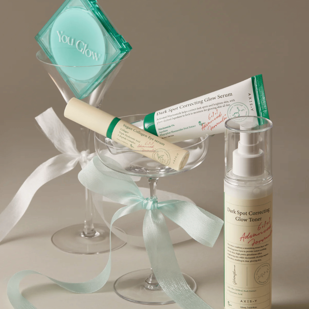 Afbeelding van Huidverzorgingsset van AXIS-Y met oogserum, serum en toner – elegant geplaatst in cocktailglazen met zijden lint, perfect voor een luxe cadeaupresentatie.
