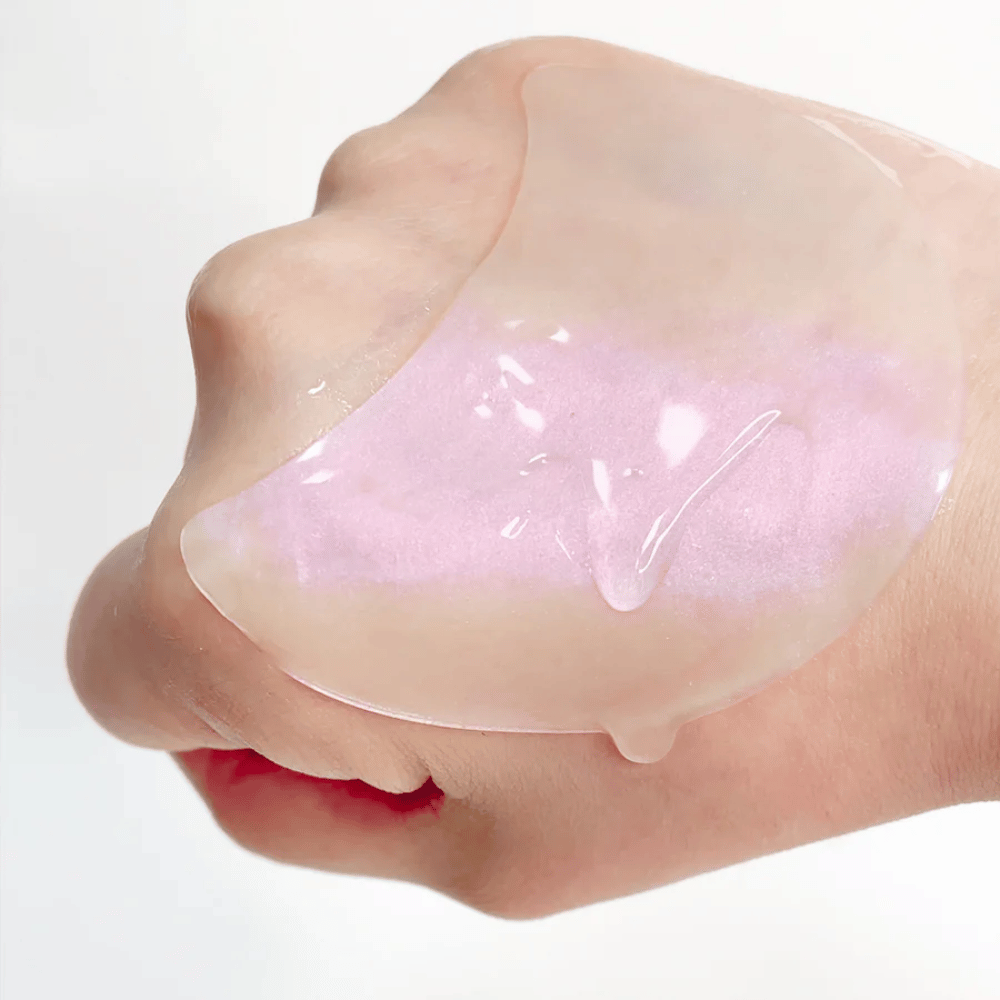 Roze hydrogel oogpatch met retinol wordt getoond op een hand, hydraterende en glansgevende formule.