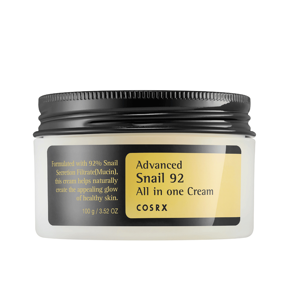 Voorbeeld van een gesloten COSRX Advanced Snail 92 All in one Cream pot met zwart deksel en geel etiket op witte achtergrond.