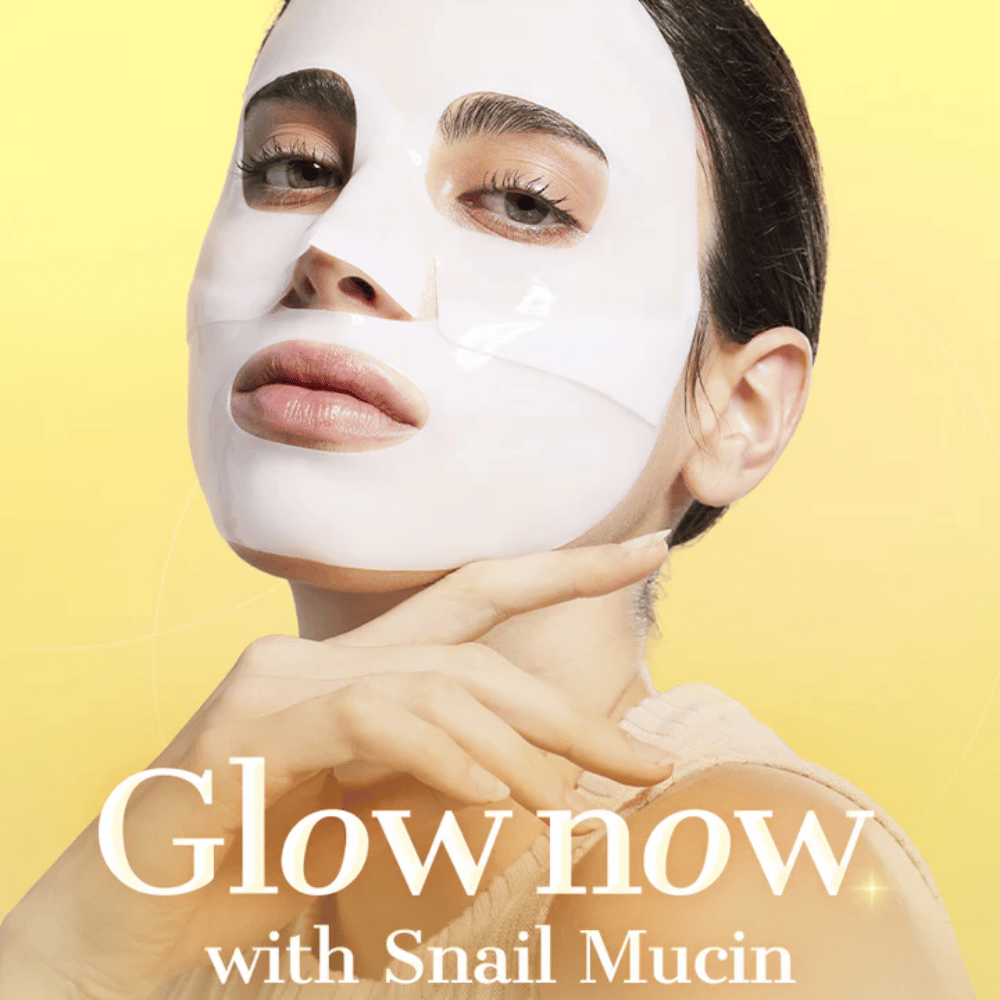 Vrouw met COSRX Advanced Snail Mucin Hydrogel Mask – geeft glans, hydratatie en stevigere huid met slakkenslijm en collageen.