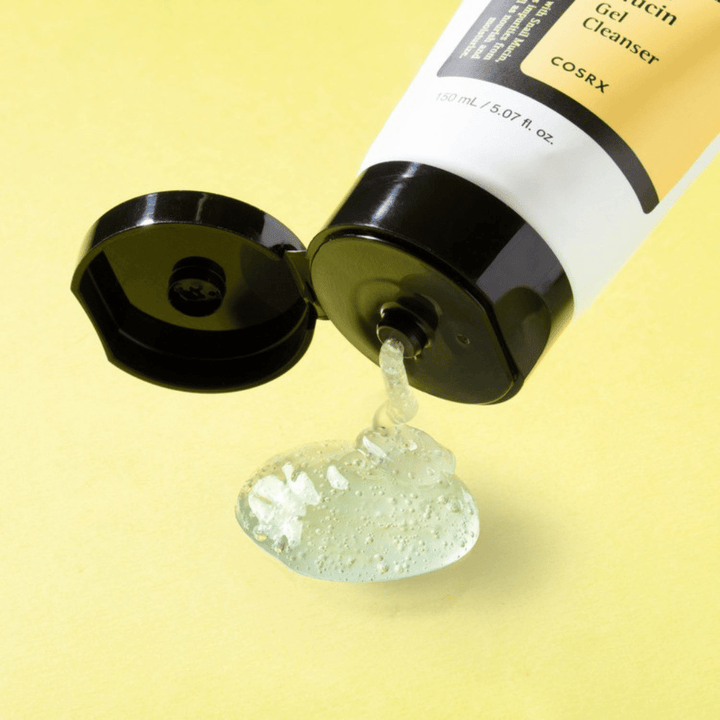 Close-up van COSRX Advanced Snail Mucin Gel Cleanser met transparante geltextuur – hydraterende K-beauty reiniging voor droge, gevoelige en gecombineerde huid.