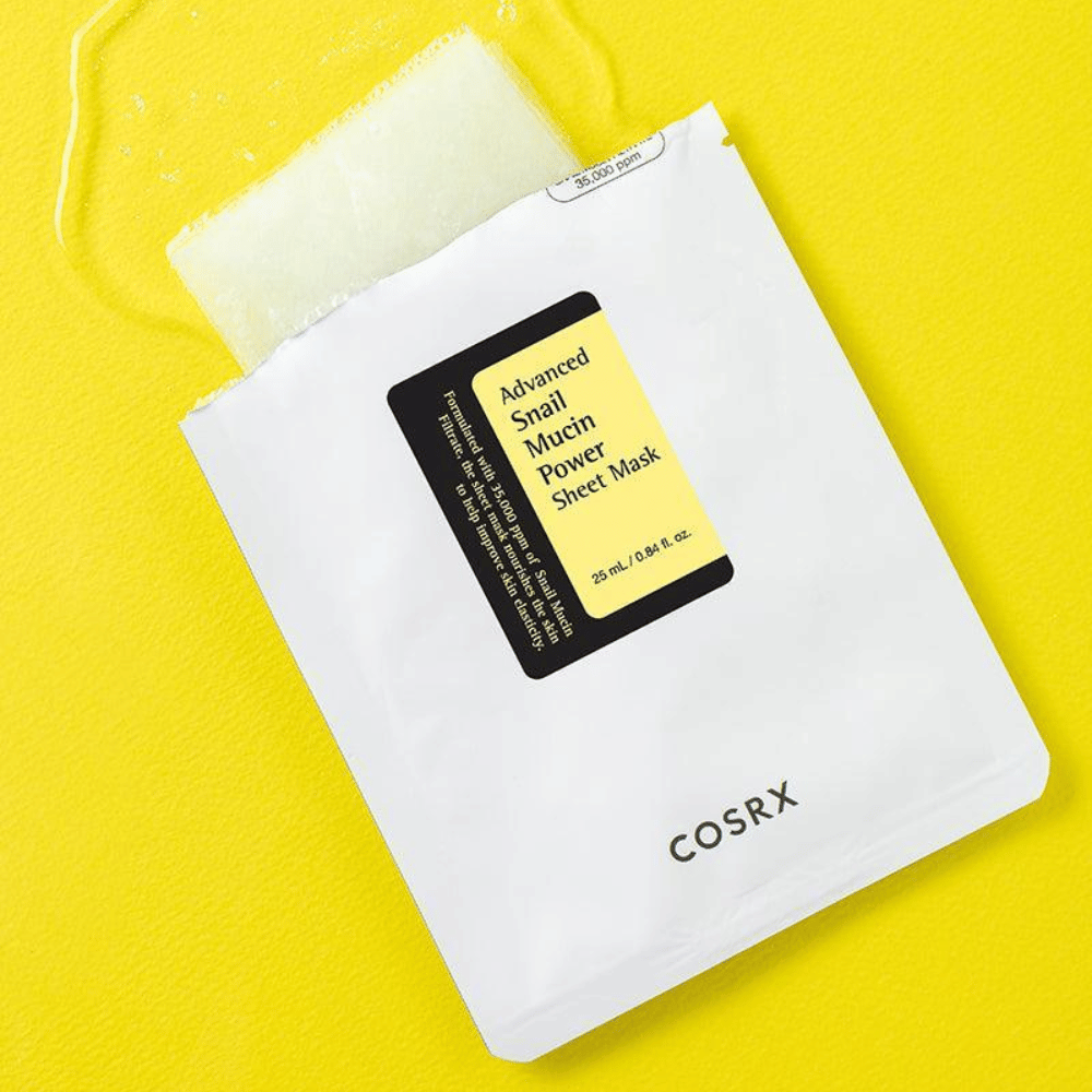 COSRX Advanced Snail Mucin Power Sheet Mask op gele achtergrond, een hydraterend en herstellend gezichtsmasker met slakkenslijm voor verhoogde elasticiteit en glans.