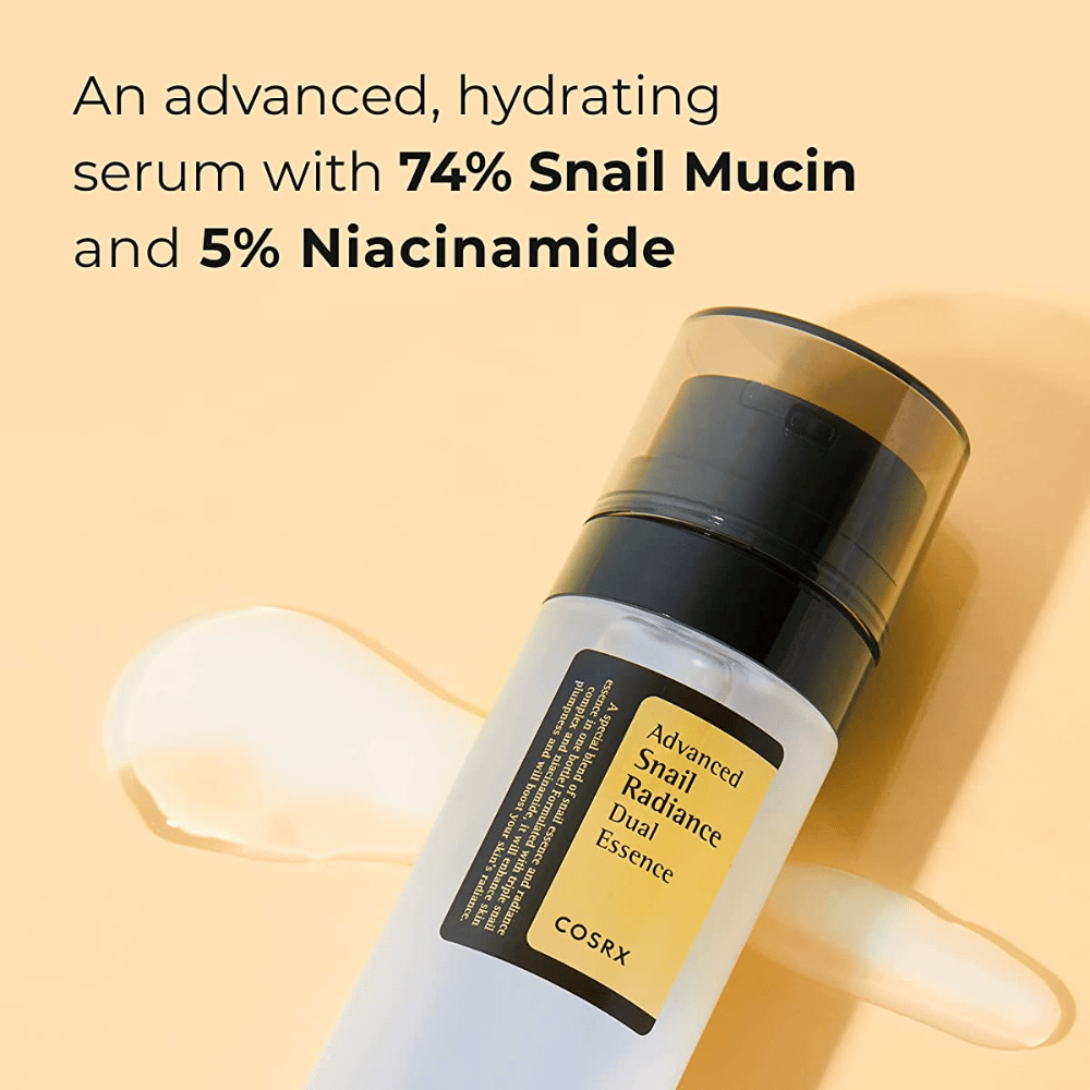 Fles COSRX Advanced Snail Radiance Dual Essence, 80 ml, met zwarte pomp en etiket, gepresenteerd tegen een lichte achtergrond met tekst die 74% Slakkenmucus en 5% Niacinamide benadrukt.