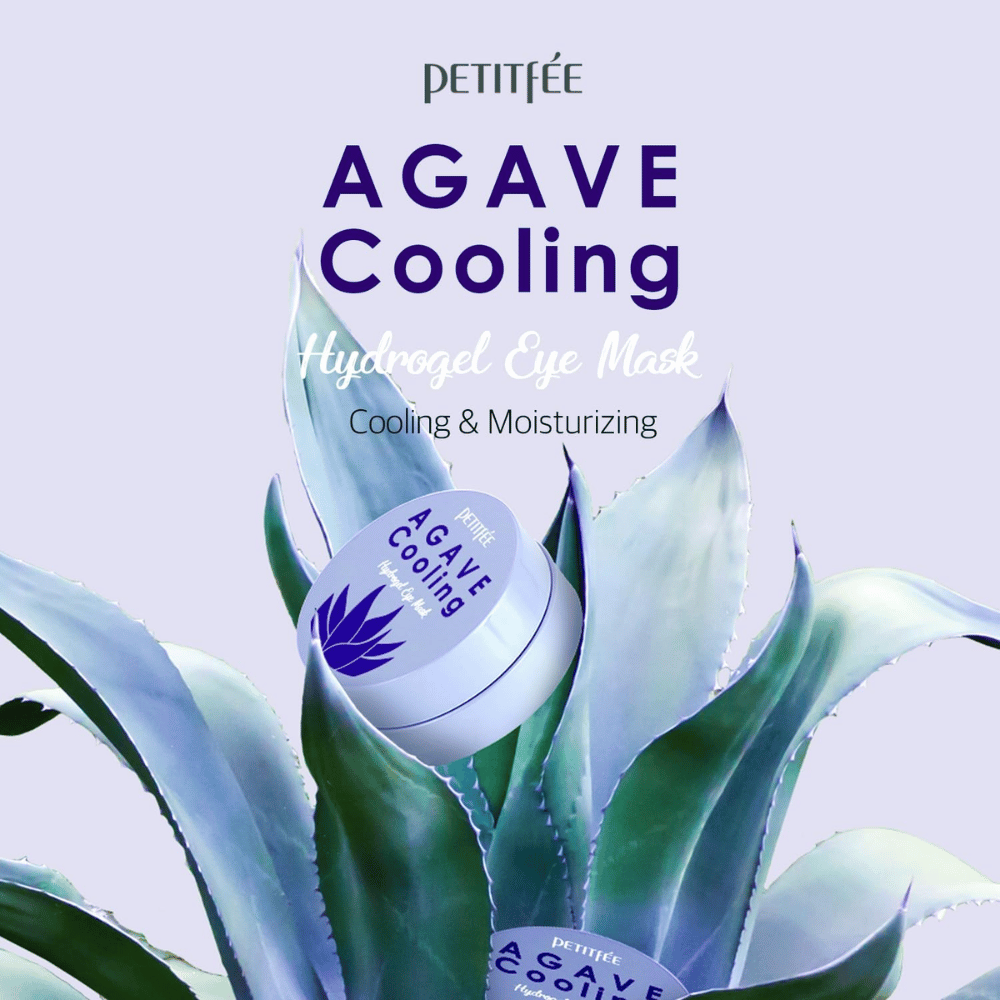 Productafbeelding van PETITFEE Agave Cooling Hydrogel Eye Mask geplaatst tussen grote agavebladeren. De afbeelding benadrukt verkoelende en hydraterende eigenschappen met een fris, plantaardig geïnspireerd thema.