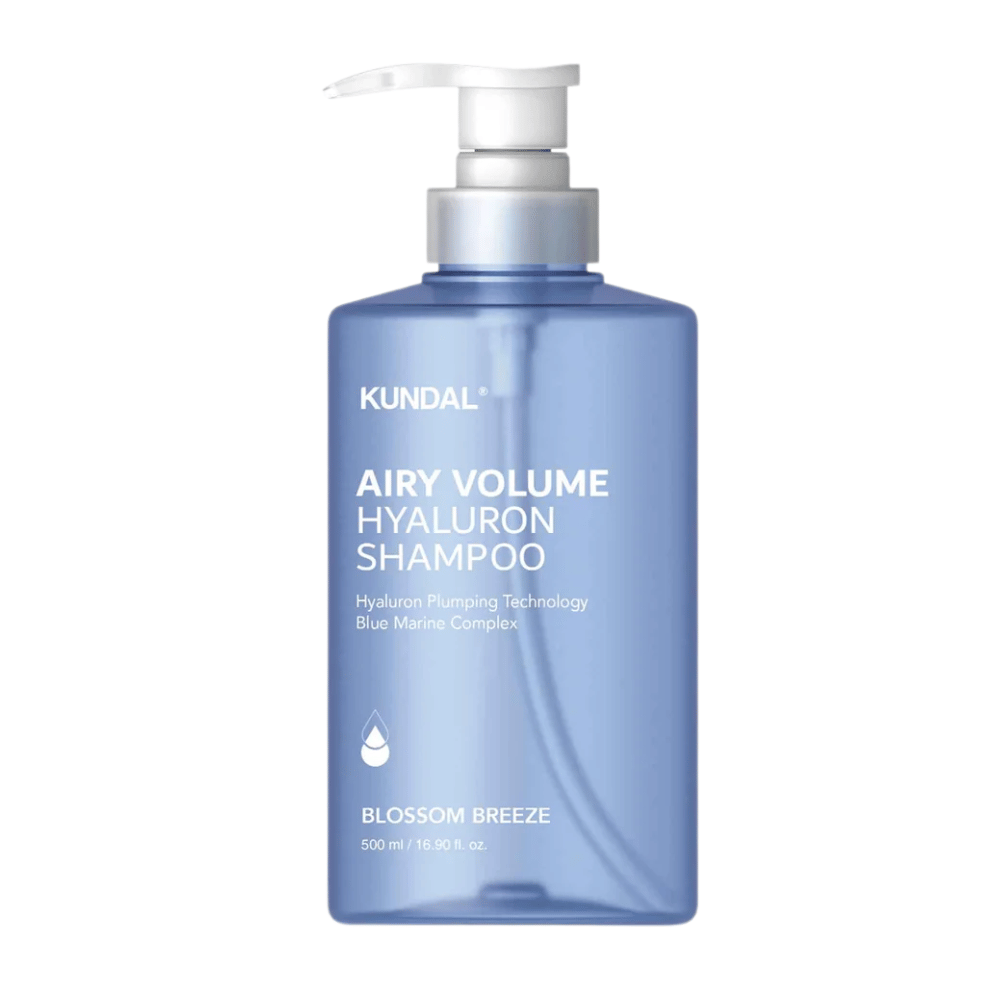 KUNDAL Airy Volume Hyaluron Shampoo Blossom Breeze in blauwe pompflacon, volumeshampoo met hyaluron en Blue Marine Complex.