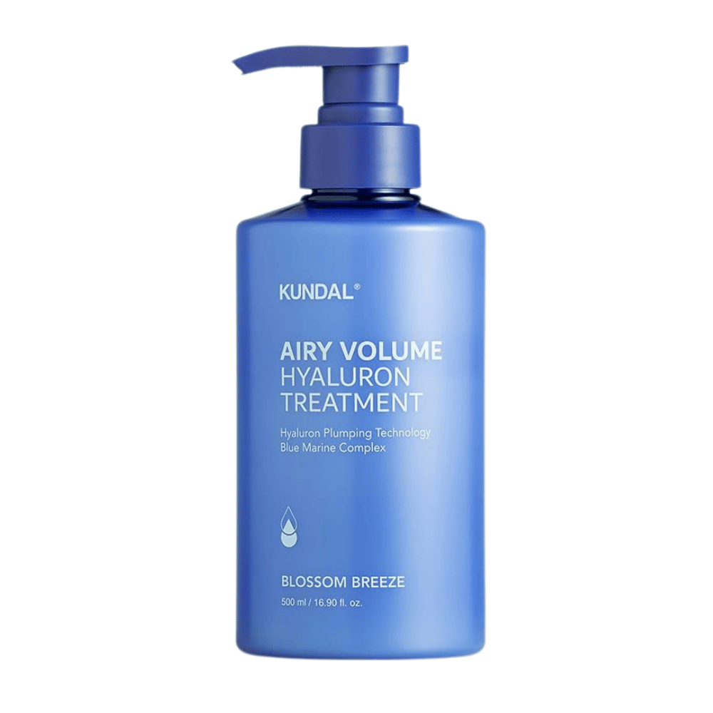 KUNDAL Airy Volume Hyaluron Treatment in blauwe pompflacon, 500 ml, met de tekst Blossom Breeze op het etiket.