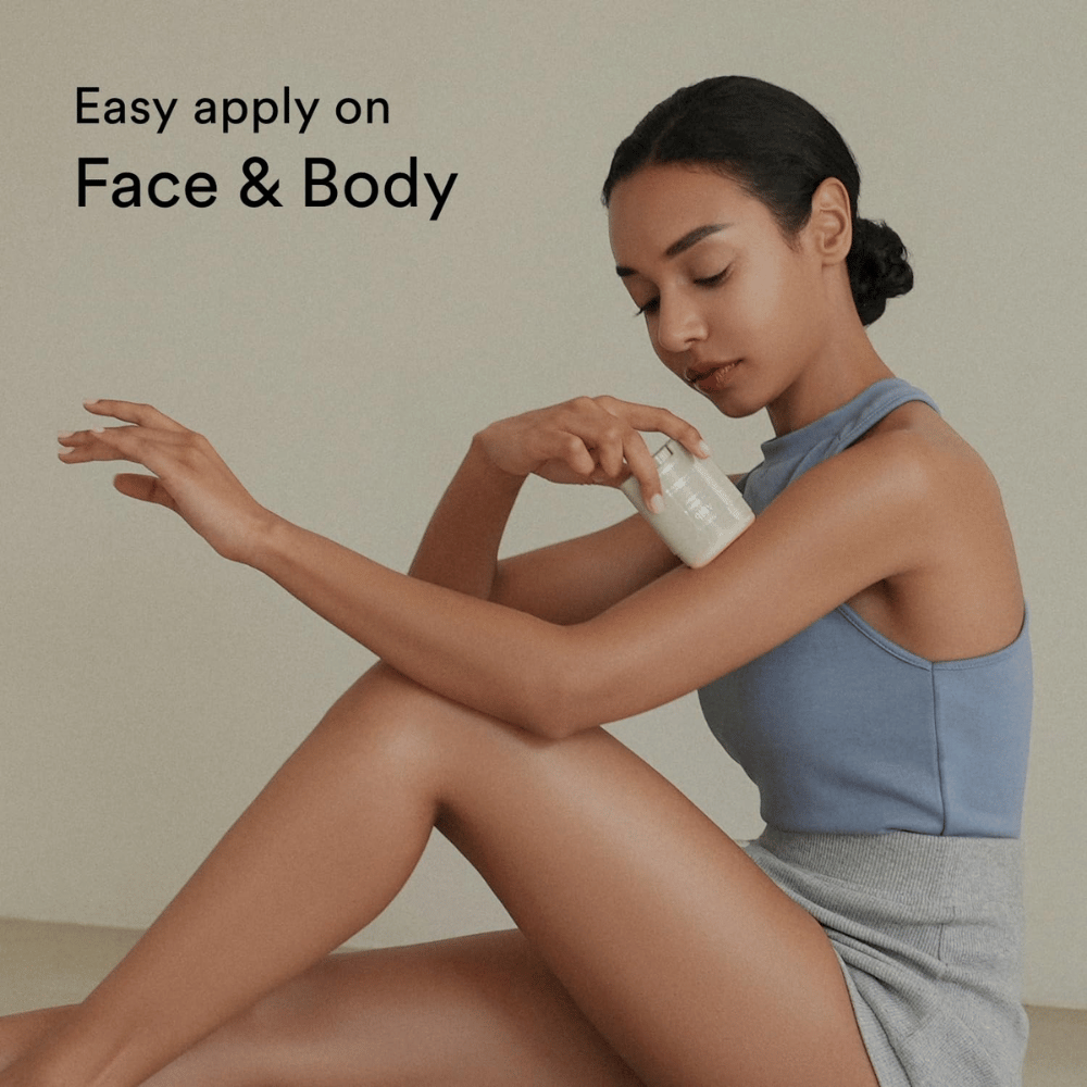 De afbeelding toont een vrouw die een zonnebrandstick op haar arm aanbrengt. De tekst "Easy apply on Face & Body" benadrukt dat het product gemakkelijk te gebruiken is op zowel het gezicht als het lichaam.