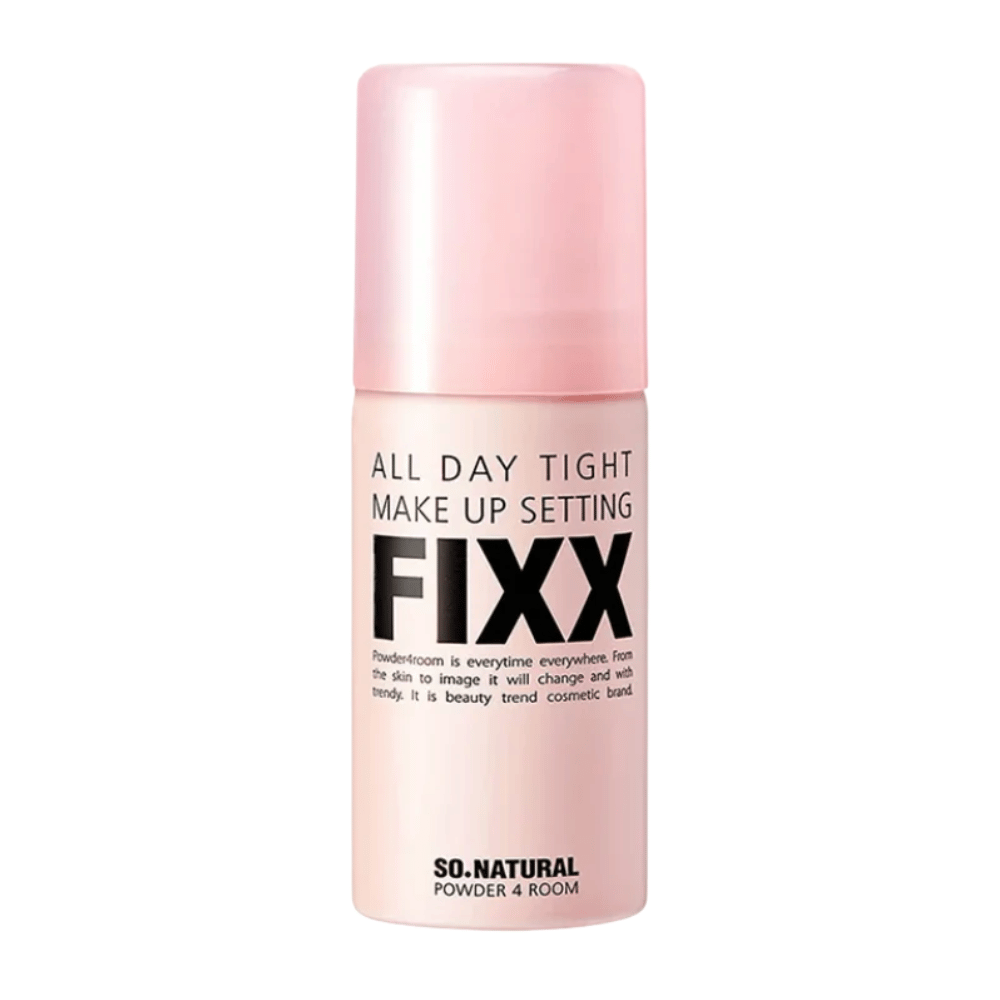 5. So Natural All Day Tight Make Up Setting Fixx – roze fixeerspray voor make-up tegen een witte achtergrond