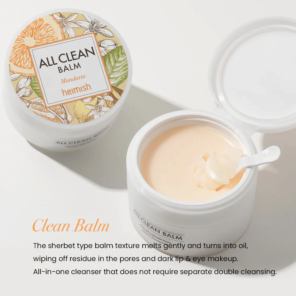 Open pot van Heimish All Clean Balm Mandarin met een lepel die de romige reinigingsbalsem roert, met een kleurrijk etiket en de tekst 'Clean Balm' op de voorgrond.