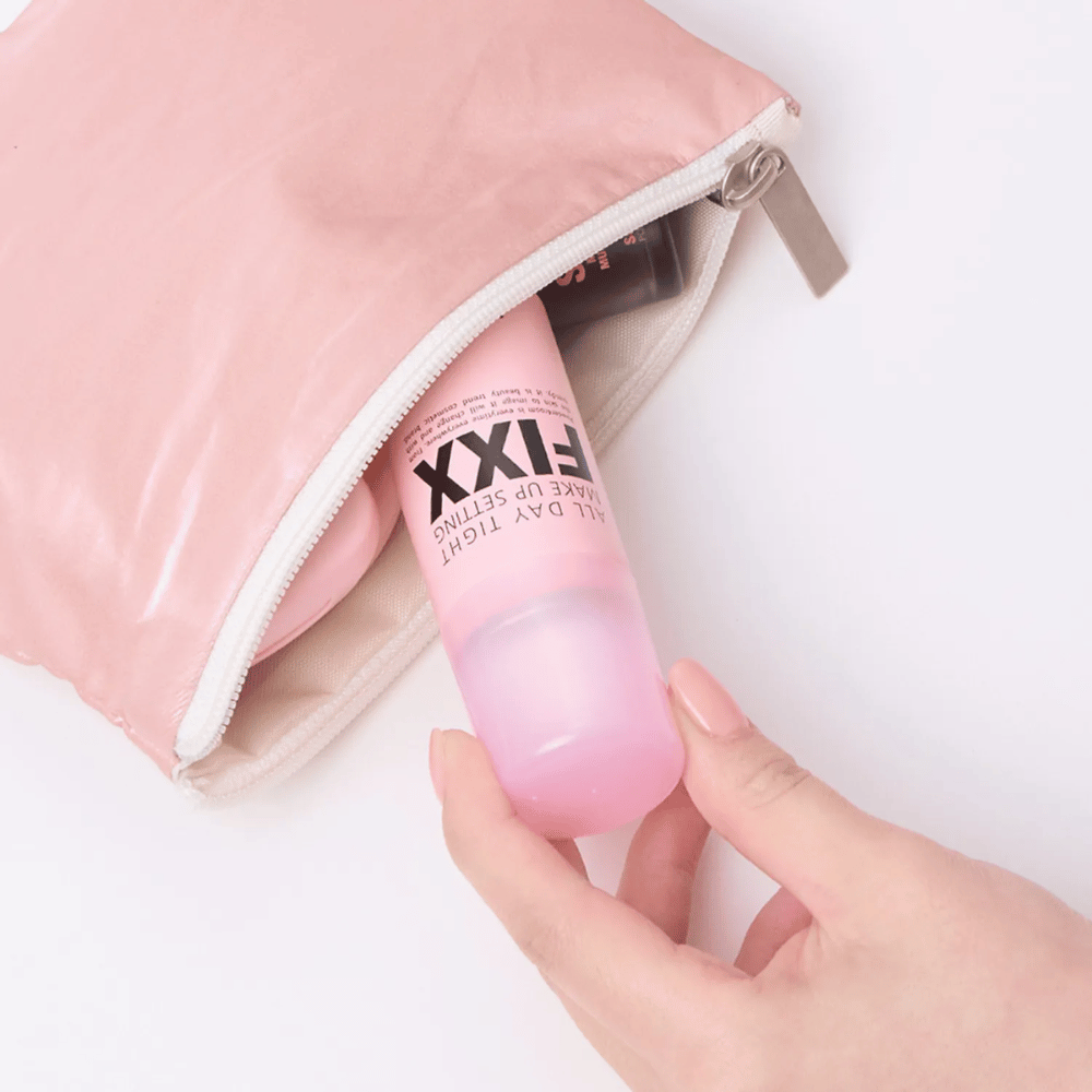 4. So Natural All Day Tight Make Up Setting Fixx – compacte roze make-up settingspray die in een toilettas past