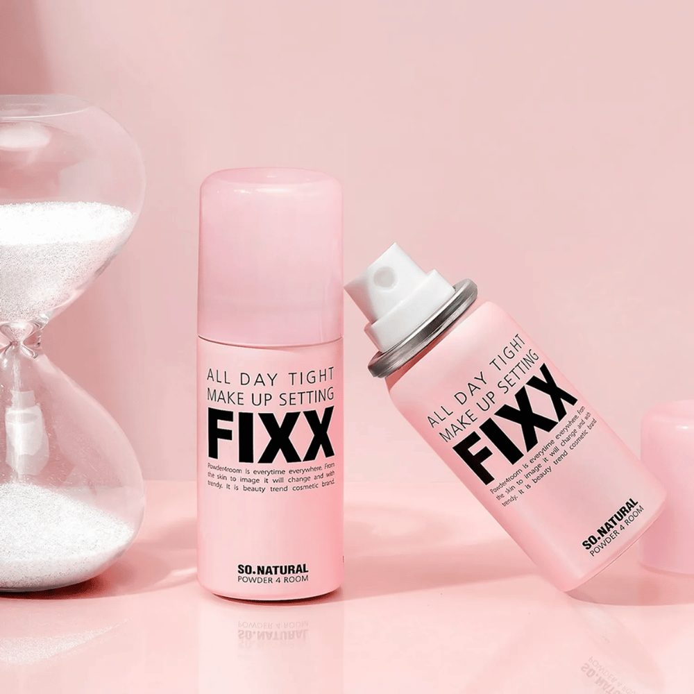 3. So Natural All Day Tight Make Up Setting Fixx – twee roze settingsprays met verstuiver en zandloper