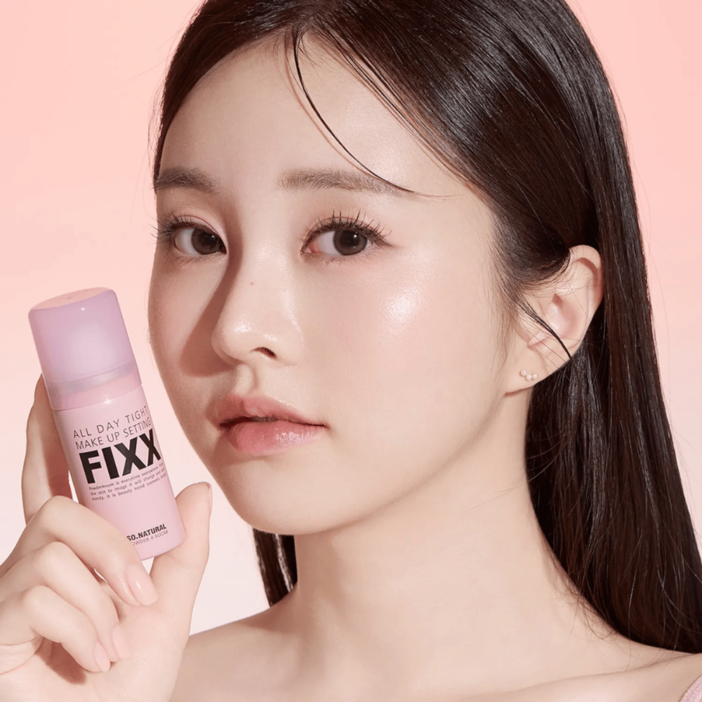 2. So Natural All Day Tight Make Up Setting Fixx – model met roze settingspray voor langdurige make-up