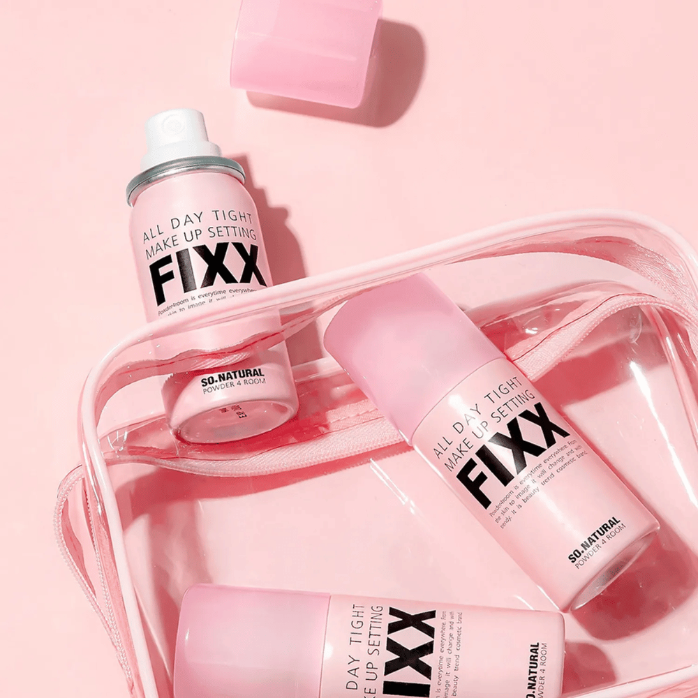 1. So Natural All Day Tight Make Up Setting Fixx – roze settingspray voor make-up in een toilettas
