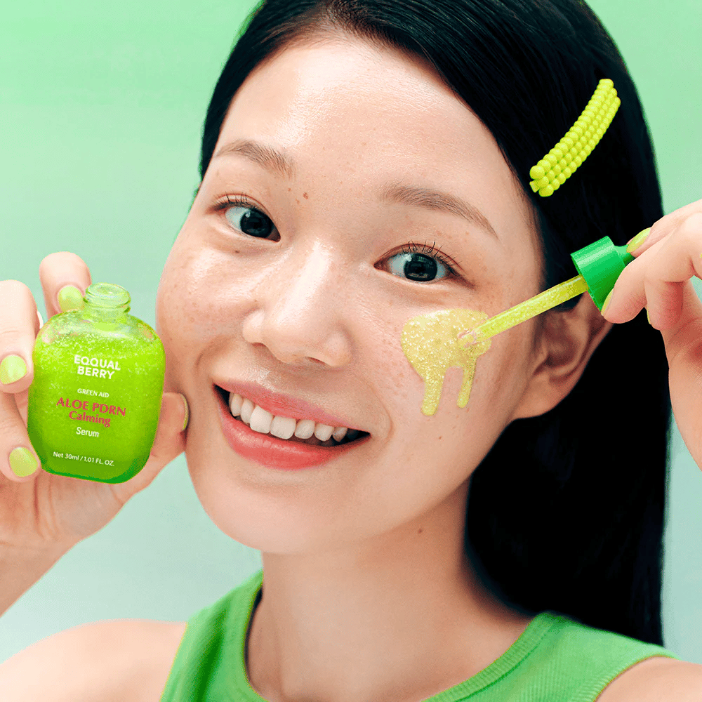 Model brengt EQQUALBERRY Aloe PDRN Calming Serum aan met pipet – lichte gelserum dat roodheid kalmeert en natuurlijke glans geeft.