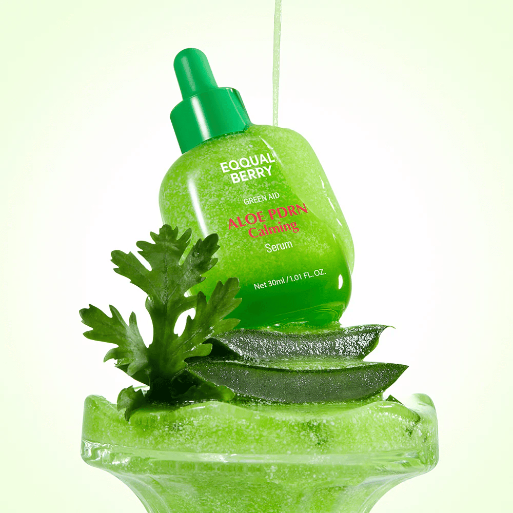 EQQUALBERRY Aloe PDRN Calming Serum geplaatst op aloë – hydraterend en kalmerend serum met PDRN voor geïrriteerde en droge huid.