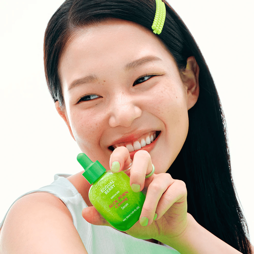 Model houdt EQQUALBERRY Aloe PDRN Calming Serum vast – kalmerend serum voor gevoelige huid met aloë vera en PDRN dat de huidbarrière versterkt.