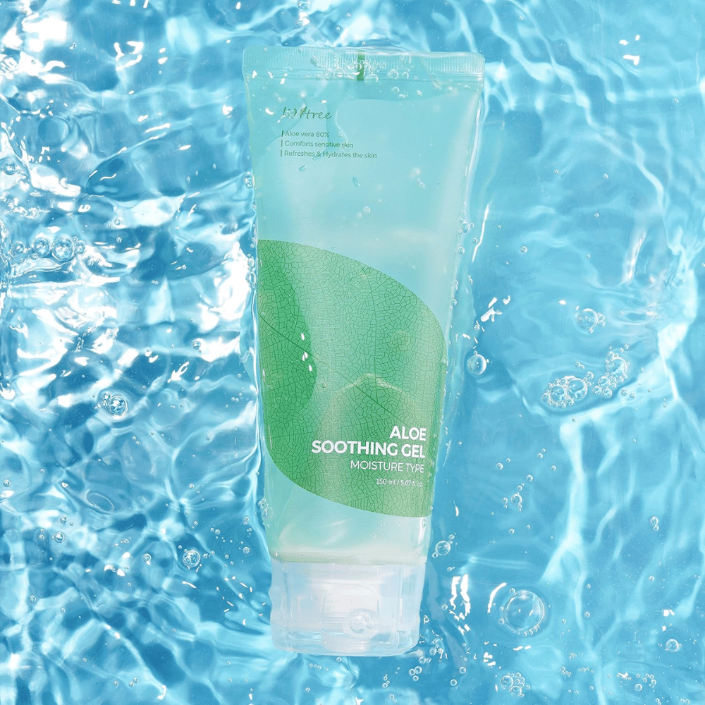 Isntree Aloe Soothing Gel Moisture Type 150 ml – kalmerende en hydraterende aloë vera-gel tegen een blauwe waterachtergrond