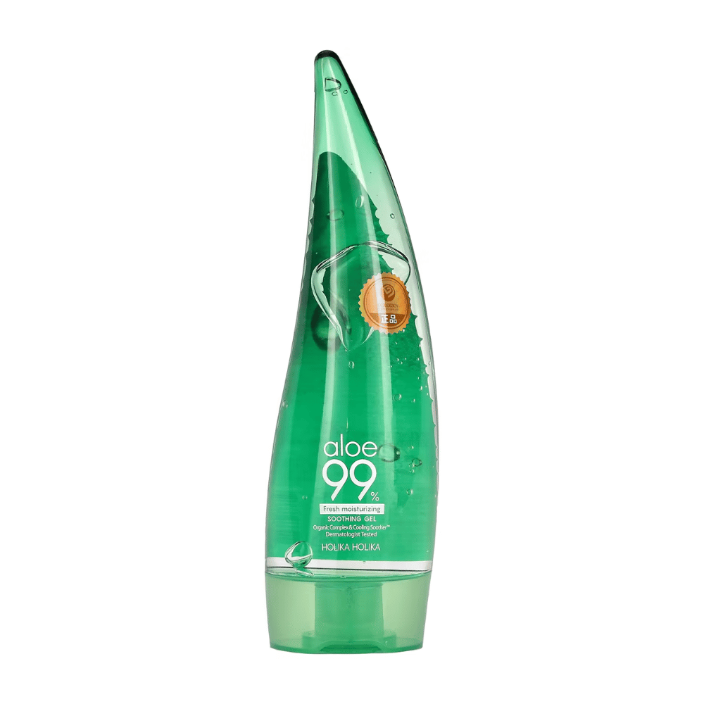 Een groene, aloe-vormige fles met Holika Holika Aloe 99% Soothing Gel. De fles bevat kalmerende gel en heeft tekst die de hydraterende en kalmerende eigenschappen van het product beschrijft.