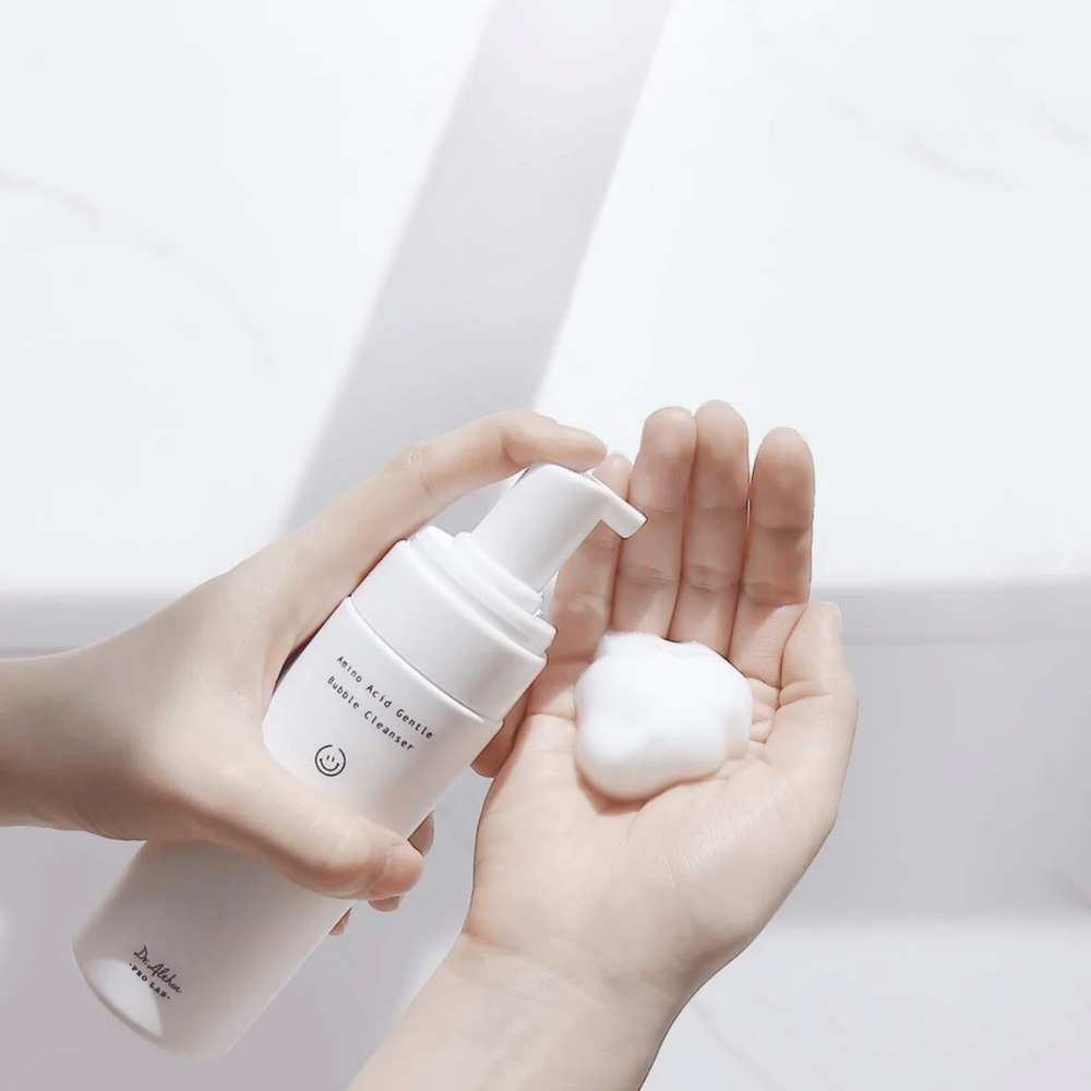 Dr. Althea Amino Acid Gentle Bubble Cleanser is een zachte schuimende reinigingsschuim met aminozuren die effectief reinigt zonder de huid uit te drogen. Perfect voor de gevoelige huid.