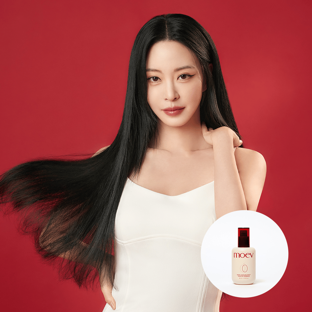 Vrouw met lang, glanzend haar toont het resultaat van MOEV Annurcatin Hair Oil Essence – Koreaanse haarolie die hydrateert en kroezen tegengaat voor zijdezacht haar.
