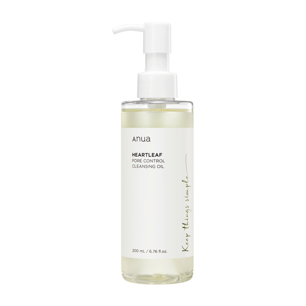 De afbeelding toont ANUA Heartleaf Pore Control Cleansing Oil, een huidverzorgingsproduct bedoeld voor het reinigen van het gezicht. De fles is transparant en het etiket heeft een minimalistisch ontwerp, wat een schoon en natuurlijk gevoel geeft. Het bevat 200 ml / 6.76 fl.oz. en heeft een praktische pomp voor eenvoudige dosering.